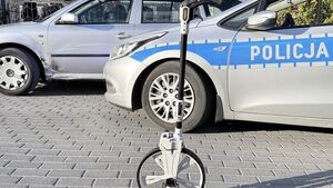 policjanci wykonują czynności na miejscu po pościgu ,