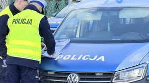 policjanci wykonują czynności na miejscu po pościgu ,