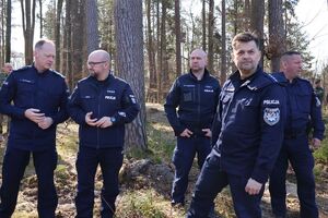 Sadzenie lasu przez policjantów i inne służby mundurowe oraz inne zaproszone osoby