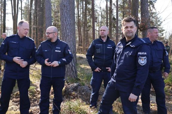 Sadzenie lasu przez policjantów i inne służby mundurowe oraz inne zaproszone osoby