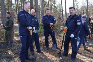 Sadzenie lasu przez policjantów i inne służby mundurowe oraz inne zaproszone osoby