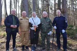 Sadzenie lasu przez policjantów i inne służby mundurowe oraz inne zaproszone osoby