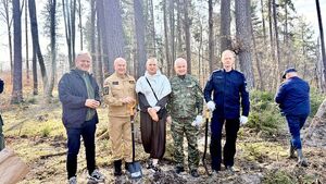 Sadzenie lasu przez policjantów i inne służby mundurowe oraz inne zaproszone osoby