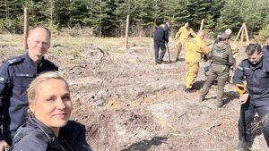 Sadzenie lasu przez policjantów i inne służby mundurowe oraz inne zaproszone osoby