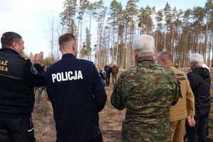 Sadzenie lasu przez policjantów i inne służby mundurowe oraz inne zaproszone osoby