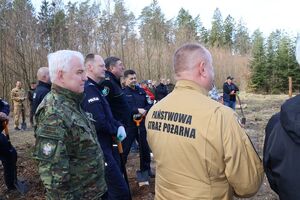 Sadzenie lasu przez policjantów i inne służby mundurowe oraz inne zaproszone osoby