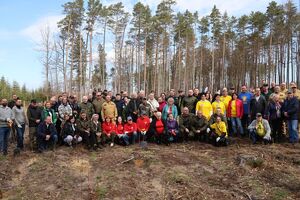 Sadzenie lasu przez policjantów i inne służby mundurowe oraz inne zaproszone osoby