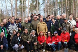 Sadzenie lasu przez policjantów i inne służby mundurowe oraz inne zaproszone osoby