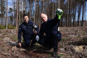 Sadzenie lasu przez policjantów i inne służby mundurowe oraz inne zaproszone osoby