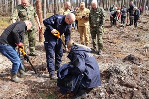 Sadzenie lasu przez policjantów i inne służby mundurowe oraz inne zaproszone osoby
