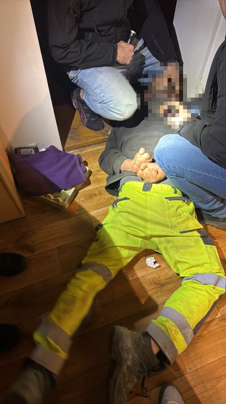 Policjant prowadzi zatrzymanego