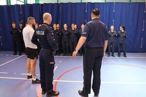 policjanci przygotowują uczniów klasy policyjnej do testu sprawności fizycznej