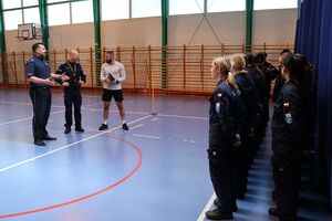 policjanci przygotowują uczniów klasy policyjnej do testu sprawności fizycznej
