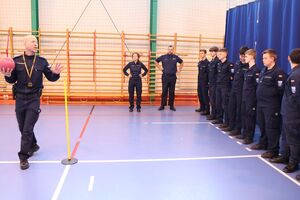 policjanci przygotowują uczniów klasy policyjnej do testu sprawności fizycznej
