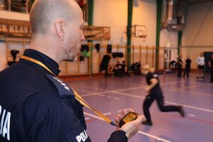 policjanci przygotowują uczniów klasy policyjnej do testu sprawności fizycznej