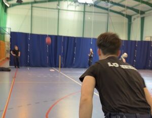 policjanci przygotowują uczniów klasy policyjnej do testu sprawności fizycznej