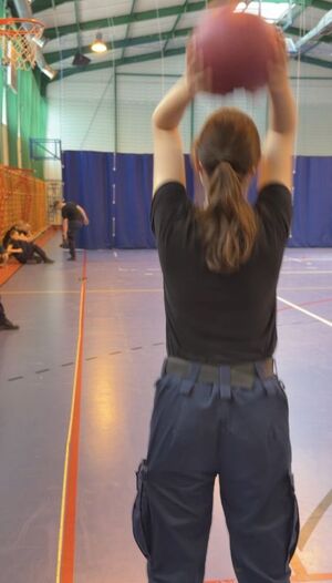 policjanci przygotowują uczniów klasy policyjnej do testu sprawności fizycznej