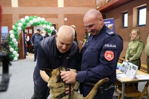 Policjanci na targach pracy rozmawiają z osobami zainteresowanymi służbą w Policji.