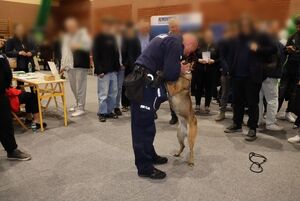 Policjanci na targach pracy rozmawiają z osobami zainteresowanymi służbą w Policji.
