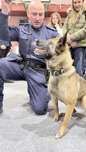 Policjanci na targach pracy rozmawiają z osobami zainteresowanymi służbą w Policji.