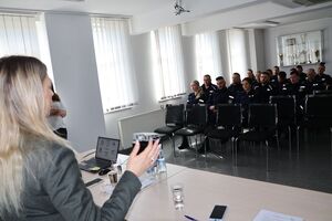 Policjanci uczestniczą w szkoleniu