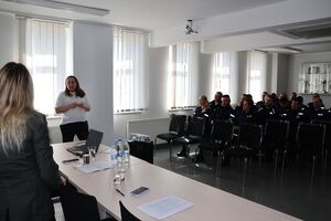Policjanci uczestniczą w szkoleniu