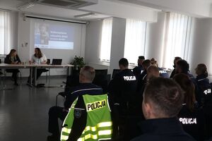 Policjanci uczestniczą w szkoleniu