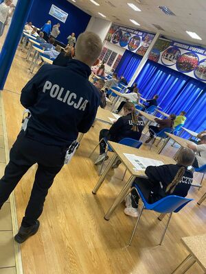 policjantka ruchu drogowego egzaminuje dzieci