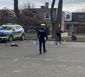 policjantka ruchu drogowego egzaminuje dzieci