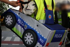 Policjantka oprowadza dzieci po komendzie i rozmawia z nimi o bezpieczeństwie