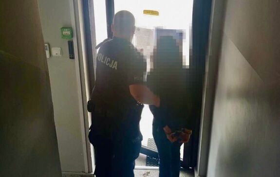 policjant prowadzi nieletnią