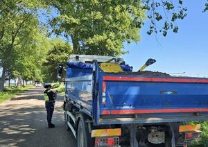 Policjanci kontrolują samochody ciężarowe