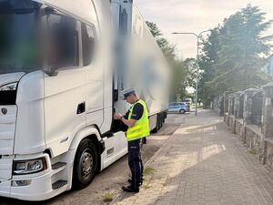 Policjanci kontrolują samochody ciężarowe