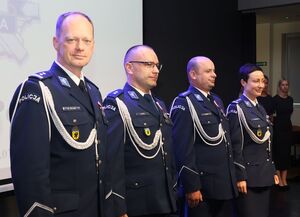 Zdjęcie grupowe czworo policjantów na scenie