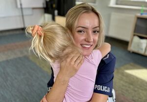 Policjanci prowadzą spotkania z przedszkolakami i wykonują odbitki linii papilarnych