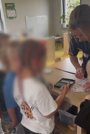 Policjanci prowadzą spotkania z przedszkolakami i wykonują odbitki linii papilarnych