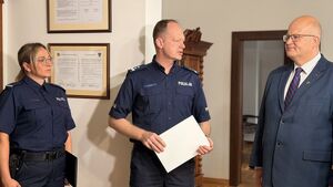 Składanie gratulacji przez Starostę, Członka Zarządu i Komendanta Powiatowego policjantom, którzy zostali wyróżnieni.