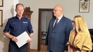 Składanie gratulacji przez Starostę, Członka Zarządu i Komendanta Powiatowego policjantom, którzy zostali wyróżnieni.