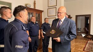 Składanie gratulacji przez Starostę, Członka Zarządu i Komendanta Powiatowego policjantom, którzy zostali wyróżnieni.