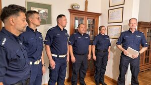 Składanie gratulacji przez Starostę, Członka Zarządu i Komendanta Powiatowego policjantom, którzy zostali wyróżnieni.