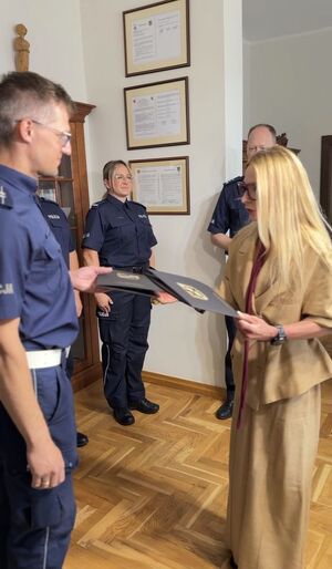 Składanie gratulacji przez Starostę, Członka Zarządu i Komendanta Powiatowego policjantom, którzy zostali wyróżnieni.