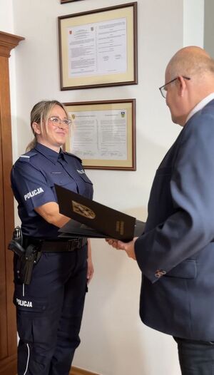 Składanie gratulacji przez Starostę, Członka Zarządu i Komendanta Powiatowego policjantom, którzy zostali wyróżnieni.