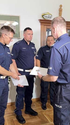 Składanie gratulacji przez Starostę, Członka Zarządu i Komendanta Powiatowego policjantom, którzy zostali wyróżnieni.