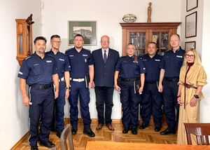 Składanie gratulacji przez Starostę, Członka Zarządu i Komendanta Powiatowego policjantom, którzy zostali wyróżnieni.