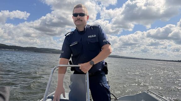 Policjantki obecne na plażach nad jeziorem i nad morzem rozmawiają z osobami wypoczywającymi i rozdają opaski niezgubki, natomiast policjant z ogniwa wodnego płynie motorówką na jeziorze Żarnowieckim