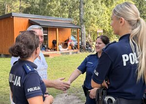 Policjanci rozmawiają z organizatorami obozów w Szklanej Hucie