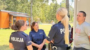 Policjanci rozmawiają z organizatorami obozów w Szklanej Hucie