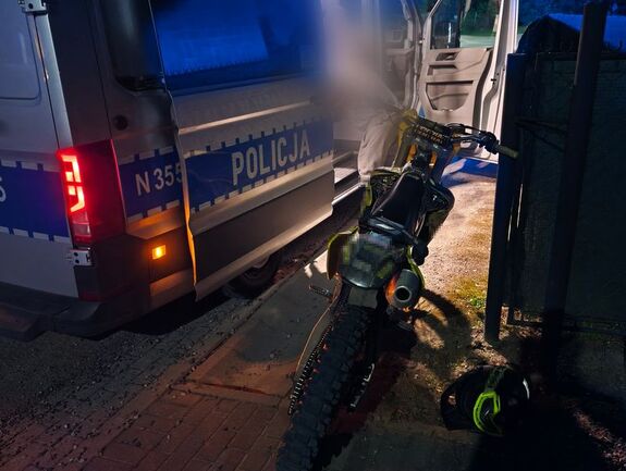 Policyjny radiowóz oraz obok zatrzymany do kontroli motocykl