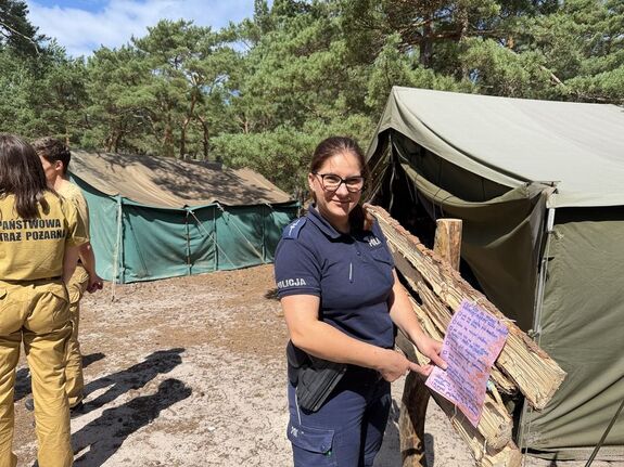 Policjanci prowadzą czynności na miejscu kontroli , zdarzeń festynów, nad wodą, kontrole drogowe, biorą udział w uroczystościach.