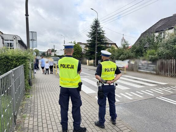Policjanci przy szkołach pilnują bezpieczeństwa